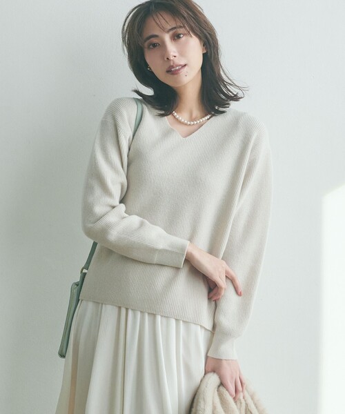 23区(ニジュウサンク)の「【洗える】ウールカシミヤ Vネック ニット(ニット/セーター・レディース・ライラック系/スカイブルー系/ブラック系/イエロー系/ベージュ系/ピンク系・32)」の2枚目の写真