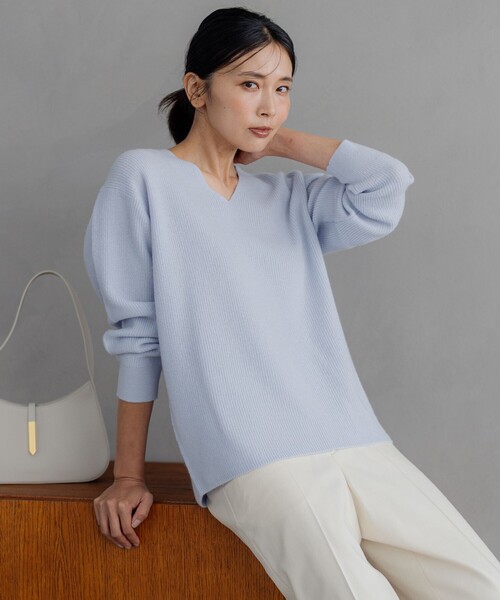 23区(ニジュウサンク)の「【洗える】ウールカシミヤ Vネック ニット(ニット/セーター・レディース・ライラック系/スカイブルー系/ブラック系/イエロー系/ベージュ系/ピンク系・32)」の3枚目の写真