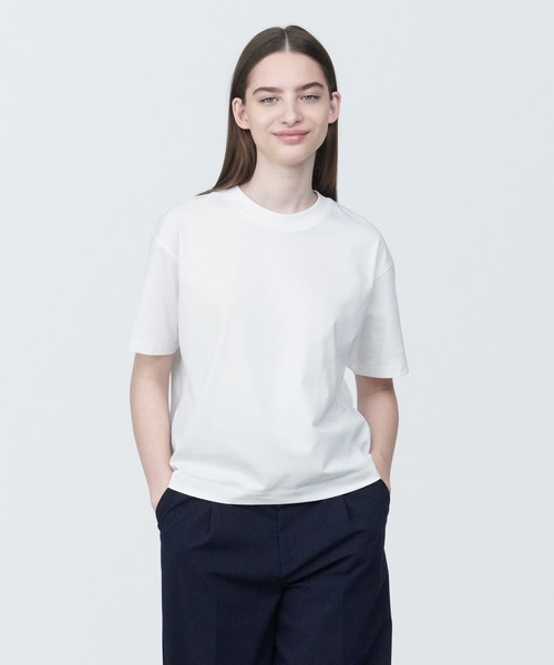 無印良品(ムジルシリョウヒン)の「婦人 天竺編みクルーネック半袖Tシャツ(Tシャツ/カットソー・レディース・ライトグリーン/グレー/イエロー系3/ホワイト/ライトブルー/ライトピンク/ブラック/バーガンディー/ブラウン・XL/L/M/S/XS)」の2枚目の写真