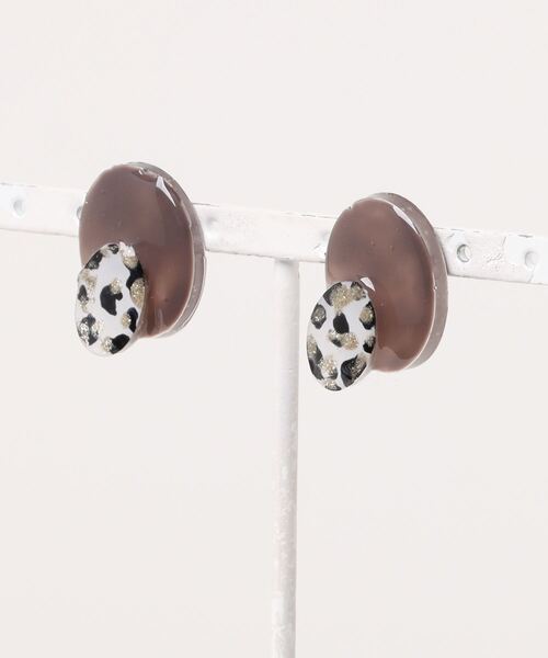 tone(トーン)の「【kun】大人かわいい牛柄ピアス(MA)(ピアス(両耳用)・レディース・イエロー/グリーン/レッド/ピンクベージュ/グレー/ターコイズブルー/シルバー/オレンジ/パープル/ブラウン/イエローゴールド・FREE)」の3枚目の写真