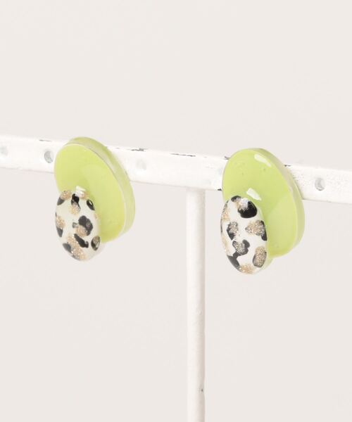 tone(トーン)の「【kun】大人かわいい牛柄ピアス(MA)(ピアス(両耳用)・レディース・イエロー/グリーン/レッド/ピンクベージュ/グレー/ターコイズブルー/シルバー/オレンジ/パープル/ブラウン/イエローゴールド・FREE)」の4枚目の写真
