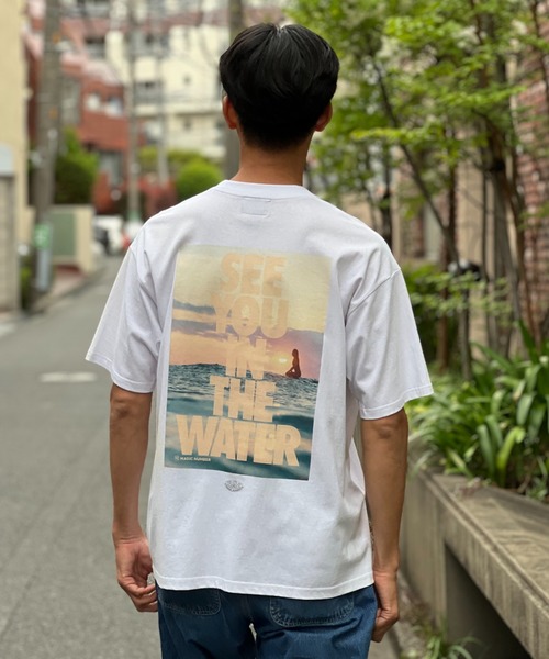 MAGIC NUMBER(マジック ナンバー)の「【MAGIC NUMBER】SEE YOU IN YHE WATER ART by Nachos(Tシャツ/カットソー・メンズ・サックスブルー/ブラック/ホワイト・LARGE/X-LARGE/MEDIUM)」の2枚目の写真