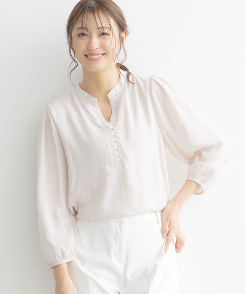 RIRIYANO(リリヤーノ)の「【RIRIYANO パール付きスキッパーブラウス】(シャツ/ブラウス・レディース・オフホワイト/ピンク/ネイビー・X-LARGE/LARGE/MEDIUM)」の3枚目の写真