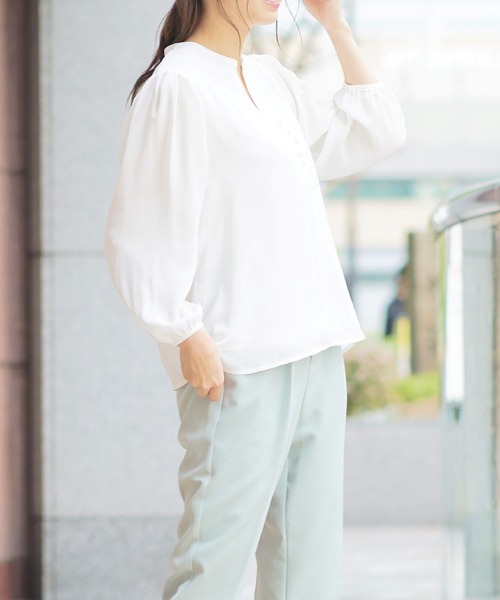 RIRIYANO(リリヤーノ)の「【RIRIYANO パール付きスキッパーブラウス】(シャツ/ブラウス・レディース・オフホワイト/ピンク/ネイビー・X-LARGE/LARGE/MEDIUM)」の6枚目の写真
