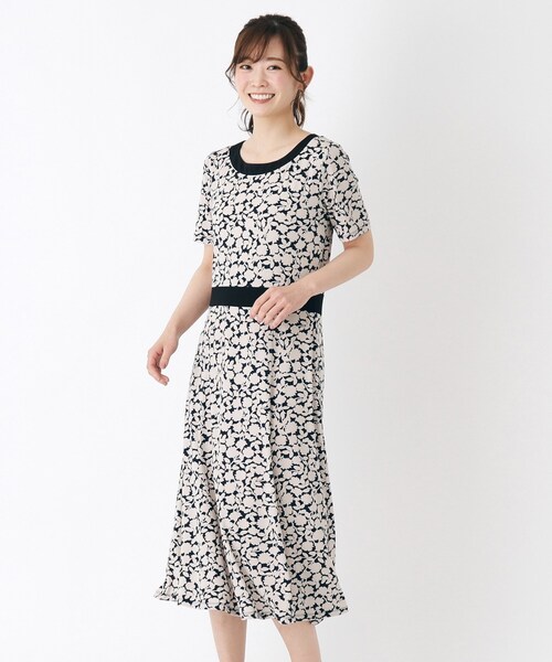 LAURA ASHLEY(ローラアシュレイ)の「【WEB限定/ジャージ素材/同柄アイテムあり】シャドウ フローラル柄 ワンピース(ワンピース・レディース・ブルー系・40/38)」の2枚目の写真