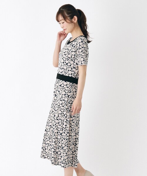 LAURA ASHLEY(ローラアシュレイ)の「【WEB限定/ジャージ素材/同柄アイテムあり】シャドウ フローラル柄 ワンピース(ワンピース・レディース・ブルー系・40/38)」の3枚目の写真