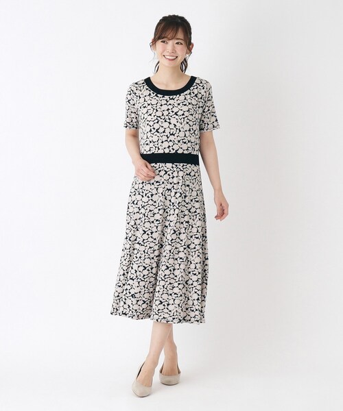 LAURA ASHLEY(ローラアシュレイ)の「【WEB限定/ジャージ素材/同柄アイテムあり】シャドウ フローラル柄 ワンピース(ワンピース・レディース・ブルー系・40/38)」の4枚目の写真
