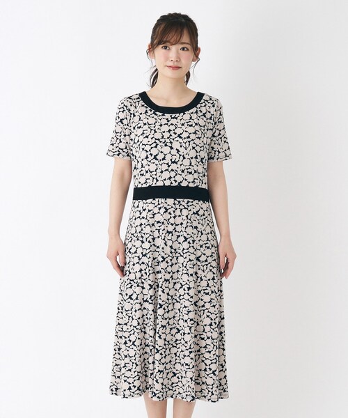 LAURA ASHLEY(ローラアシュレイ)の「【WEB限定/ジャージ素材/同柄アイテムあり】シャドウ フローラル柄 ワンピース(ワンピース・レディース・ブルー系・40/38)」の6枚目の写真