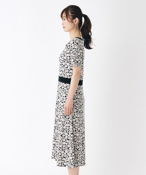 LAURA ASHLEY(ローラアシュレイ)の「【WEB限定/ジャージ素材/同柄アイテムあり】シャドウ フローラル柄 ワンピース(ワンピース・レディース・ブルー系・40/38)」の7枚目の写真