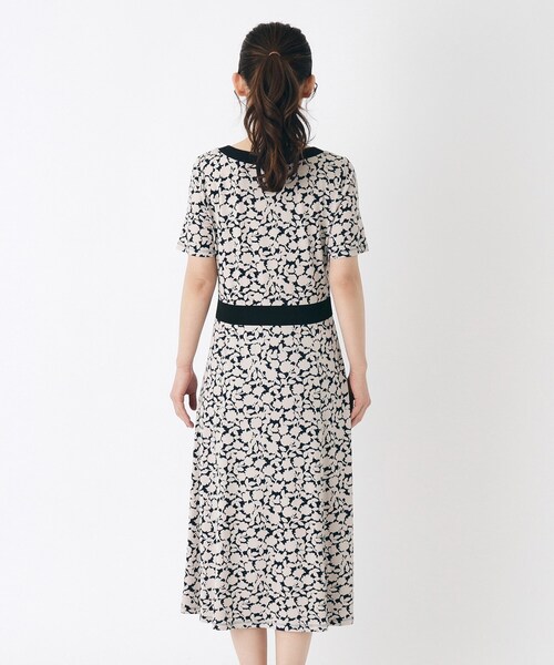 LAURA ASHLEY(ローラアシュレイ)の「【WEB限定/ジャージ素材/同柄アイテムあり】シャドウ フローラル柄 ワンピース(ワンピース・レディース・ブルー系・40/38)」の8枚目の写真