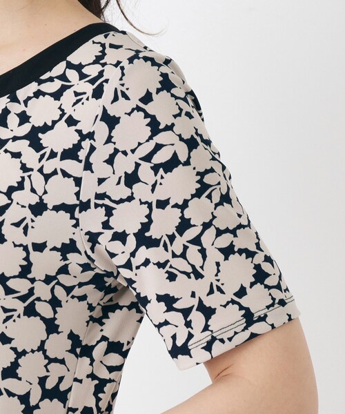 LAURA ASHLEY(ローラアシュレイ)の「【WEB限定/ジャージ素材/同柄アイテムあり】シャドウ フローラル柄 ワンピース(ワンピース・レディース・ブルー系・40/38)」の10枚目の写真