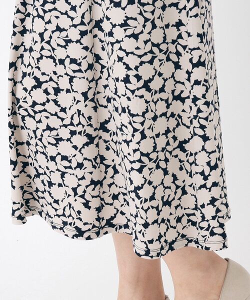 LAURA ASHLEY(ローラアシュレイ)の「【WEB限定/ジャージ素材/同柄アイテムあり】シャドウ フローラル柄 ワンピース(ワンピース・レディース・ブルー系・40/38)」の12枚目の写真