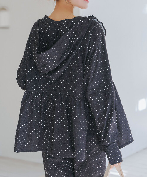 [ラッシュガード]指穴付きウエストストリング肩フリルパーカー