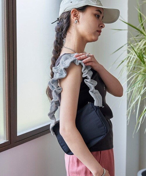 FREAK'S STORE（フリークスストア）の「Casselini× FREAK'S STORE/キャセリーニ 別注ラメ フリル ラウンド ショルダーバッグ（ショルダーバッグ・レディース・ナチュラル/ブラック・ONE SIZE）」の5枚目の写真