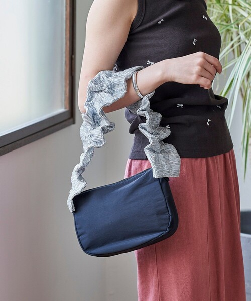 FREAK'S STORE（フリークスストア）の「Casselini× FREAK'S STORE/キャセリーニ 別注ラメ フリル ラウンド ショルダーバッグ（ショルダーバッグ・レディース・ナチュラル/ブラック・ONE SIZE）」の6枚目の写真