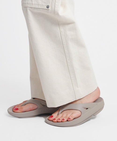 OOFOS（ウーフォス）の「OOFOS / ウーフォス：OOriginal-Nomad：2000010102222[DEA]（サンダル・レディース・ベージュ・22cm/23cm/24cm/25cm）」の8枚目の写真