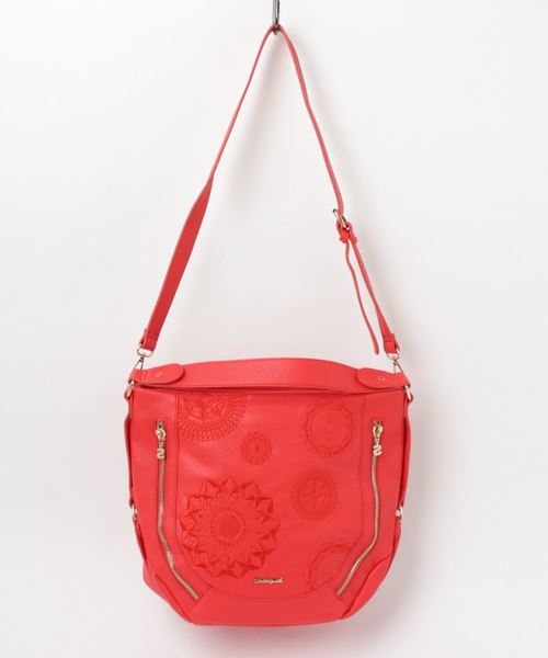 Desigual（デシグアル）の「★「Desigual/デシグアル」フェイクレザーショルダーバッグ（ショルダーバッグ・レディース・ブラック/レッド・ONE SIZE）」の2枚目の写真