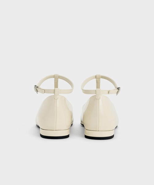 CHARLES & KEITH(チャールズ & キース)の「パテント Tバーアンクルストラップバレエフラット(バレエシューズ・レディース・ブラック系その他6/オフホワイト・22.5cm/23cm/23.5cm/24.5cm/25cm)」の4枚目の写真