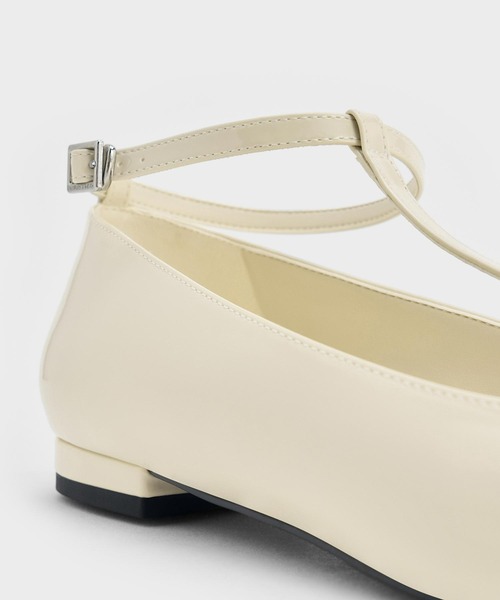 CHARLES & KEITH(チャールズ & キース)の「パテント Tバーアンクルストラップバレエフラット(バレエシューズ・レディース・ブラック系その他6/オフホワイト・22.5cm/23cm/23.5cm/24.5cm/25cm)」の5枚目の写真