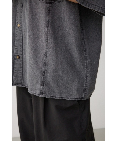 AZUL by moussy（アズールバイマウジー）の「ライトオンスデニムオーバーシャツ（シャツ/ブラウス・メンズ・ライトブラック/ライトブルー・FREE）」の12枚目の写真