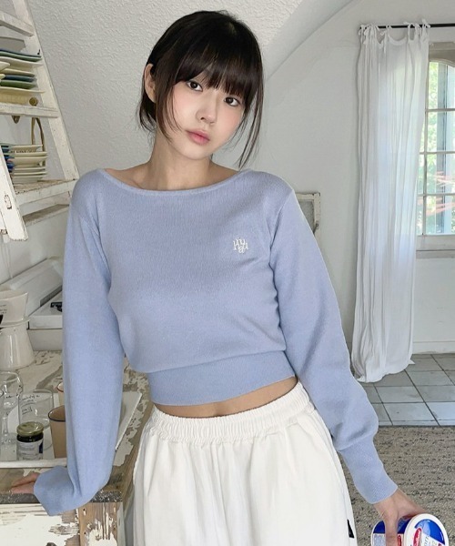 muahmuah(ムーアムーア)の「A'GEM/9 × .kom 『muah muah/ムーアムーア』 STITCH LOGO SOFT BOATNECK KNIT/ステッチロゴソフトボートネック ニット(ニット/セーター・レディース・ブラック/アイボリー/ピンク/ブルー・FREE)」の4枚目の写真