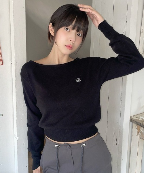 muahmuah(ムーアムーア)の「A'GEM/9 × .kom 『muah muah/ムーアムーア』 STITCH LOGO SOFT BOATNECK KNIT/ステッチロゴソフトボートネック ニット(ニット/セーター・レディース・ブラック/アイボリー/ピンク/ブルー・FREE)」の1枚目の写真