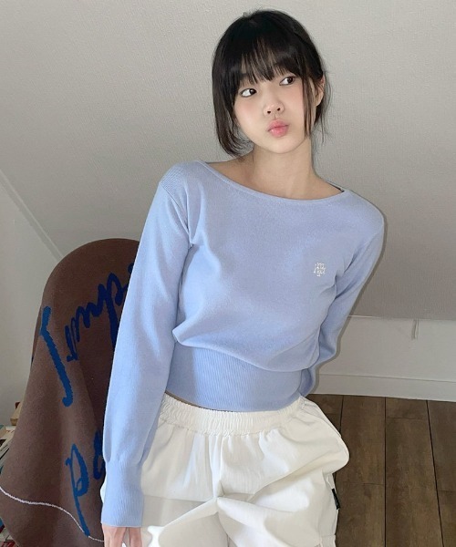 muahmuah(ムーアムーア)の「A'GEM/9 × .kom 『muah muah/ムーアムーア』 STITCH LOGO SOFT BOATNECK KNIT/ステッチロゴソフトボートネック ニット(ニット/セーター・レディース・ブラック/アイボリー/ピンク/ブルー・FREE)」の6枚目の写真