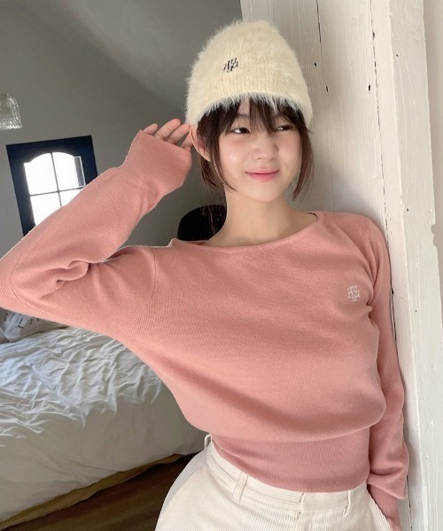 muahmuah(ムーアムーア)の「A'GEM/9 × .kom 『muah muah/ムーアムーア』 STITCH LOGO SOFT BOATNECK KNIT/ステッチロゴソフトボートネック ニット(ニット/セーター・レディース・ブラック/アイボリー/ピンク/ブルー・FREE)」の9枚目の写真
