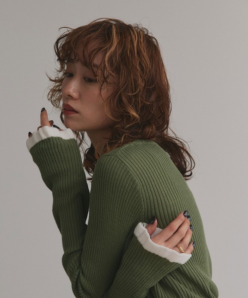 ad thie（アドティエ）の「配色フレアスリーブリブニット（ニット/セーター・レディース・レッド/ダークブラウン/ブラック/ピンクベージュ/カーキ/オフホワイト・FREE）」の18枚目の写真