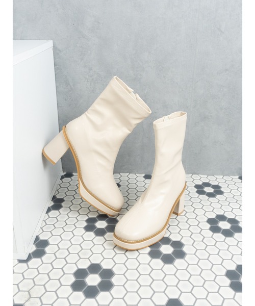 Fabby fabby（ファビィーファビィー）の「ストレッチボリュームショートブーツ（ブーツ・レディース・ブラック/キャメル/オフホワイト・MEDIUM/LARGE/SMALL）」の9枚目の写真