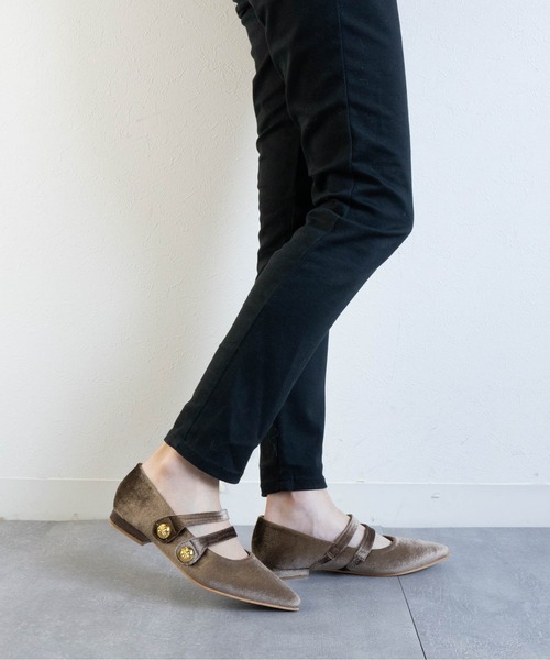 Fabby fabby(ファビィーファビィー)の「ベロアゴールドボタンパンプス(パンプス・レディース・ベージュ/ブラック・LARGE/MEDIUM/SMALL)」の4枚目の写真