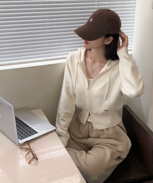 BEIDELLI（ベイデリー）の「[BELLIDE MADE] カイリ2WAYニットジップアップパーカー（パーカー・レディース・アイボリー/ブラック/ブラウン/バーガンディー/グレー・FREE）」の2枚目の写真