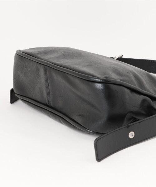 an meets zakka(アンミツザッカ)の「an meets zakka 合成皮革ロッキンベルトショルダーバッグ(ショルダーバッグ・レディース・ブラック/ブラウン・ONESIZE)」の4枚目の写真