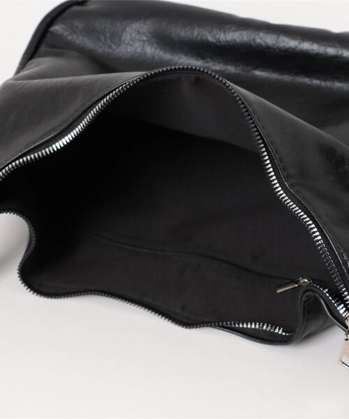 an meets zakka(アンミツザッカ)の「an meets zakka 合成皮革ロッキンベルトショルダーバッグ(ショルダーバッグ・レディース・ブラック/ブラウン・ONESIZE)」の5枚目の写真