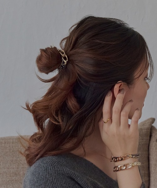 Phoebe（フィービィー）の「2wayツイストメタルヘアブレス（ヘアゴム・レディース・ネイビー/ホワイト/ピンク/グレー・FREE）」の3枚目の写真