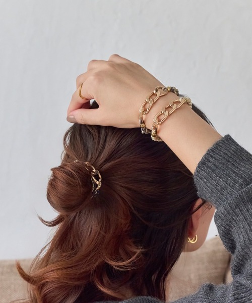 Phoebe（フィービィー）の「2wayツイストメタルヘアブレス（ヘアゴム・レディース・ネイビー/ホワイト/ピンク/グレー・FREE）」の6枚目の写真