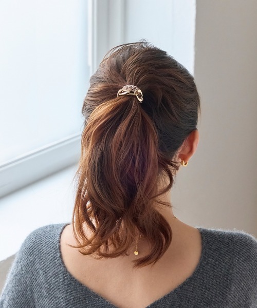 Phoebe（フィービィー）の「2wayツイストメタルヘアブレス（ヘアゴム・レディース・ネイビー/ホワイト/ピンク/グレー・FREE）」の12枚目の写真