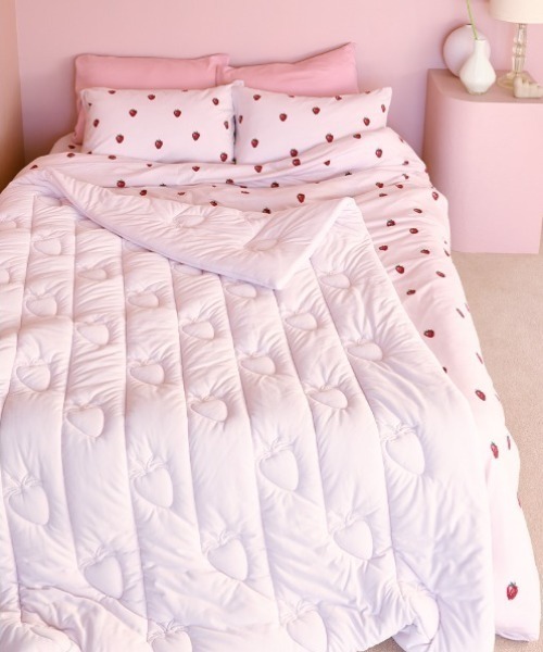 ジェラートピケ　ストロベリー柄キルトケット Sleep】ストロベリー柄 キルトケット（寝具）｜gelato pique