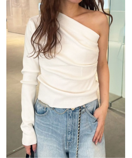 LILY BROWN（リリーブラウン）の「ワンショルダーデコルテニット