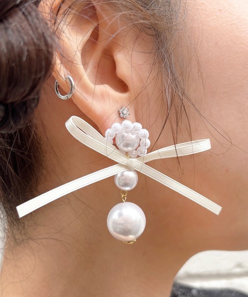 Casselini（キャセリーニ）の「Casselini(キャセリーニ)パールビーズリボンピアス（ピアス（両耳用）・レディース・ブラック/アイボリー・FREE）」の7枚目の写真