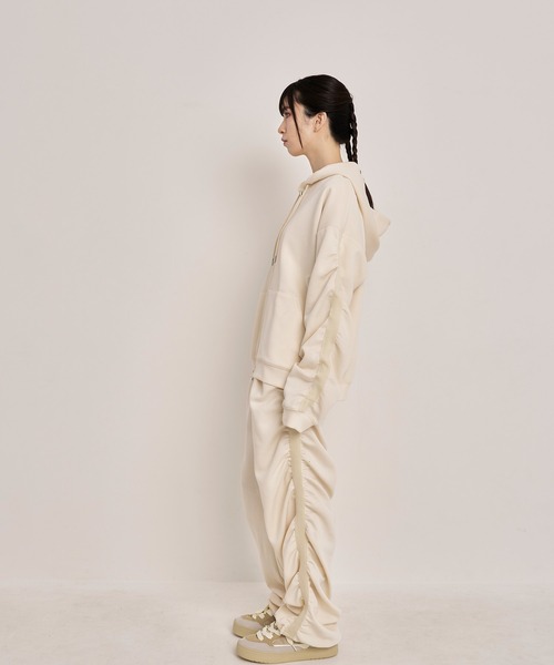 Nora Lily(ノラリリー)の「【Nora Lily】Line Gathering Sleeve Full Zip Parka(パーカー・メンズ・オフホワイト/ヘザーグレー/ブラック・FREE)」の8枚目の写真