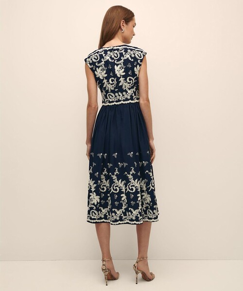 BROOKS BROTHERS(ブルックスブラザーズ)の「コットンボイル ボタニカルエンブロイダリー フレアワンピース(ワンピース・レディース・ネイビー・0/2/4/6/8)」の2枚目の写真