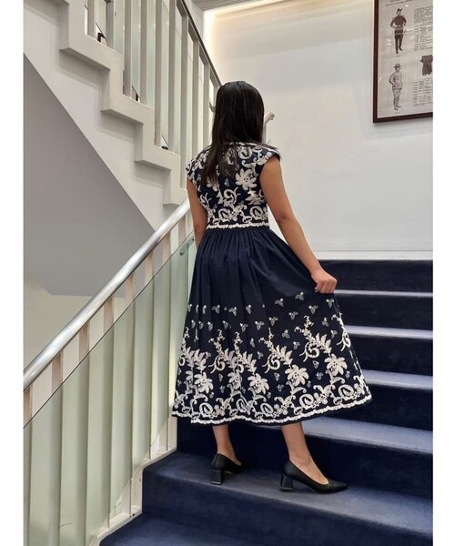 BROOKS BROTHERS(ブルックスブラザーズ)の「コットンボイル ボタニカルエンブロイダリー フレアワンピース(ワンピース・レディース・ネイビー・0/2/4/6/8)」の19枚目の写真