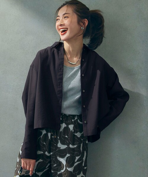 23区（ニジュウサンク）の「【Oggi5月号掲載/接触冷感/速乾性】シアータンブラー シャツ（シャツ/ブラウス・レディース・ブラック系/ベージュ系/ダークブラウン系/ダークグリーン系・38）」の2枚目の写真