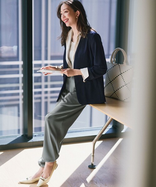 23区（ニジュウサンク）の「【Oggi5月号掲載/接触冷感/速乾性】シアータンブラー シャツ（シャツ/ブラウス・レディース・ブラック系/ベージュ系/ダークブラウン系/ダークグリーン系・38）」の9枚目の写真