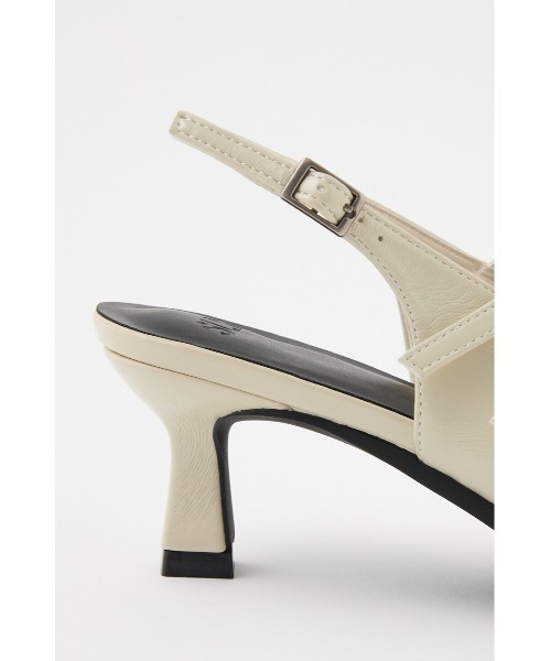 SLY（スライ）の「BELTED SLING PUMPS ベルティド スリング パンプス（パンプス・レディース・ブラック/アイボリー・MEDIUM/SMALL/LARGE）」の3枚目の写真