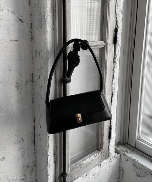 LVEU.(ラブユ.)の「【LVEU.】クラシックハンドバッグ / バッグ 鞄 BAG ハンドバッグ クラシカル フォーマル 合成皮革 合皮 ブラック ZOZOTOWN限定(ハンドバッグ・レディース・ブラック・FREE)」の2枚目の写真