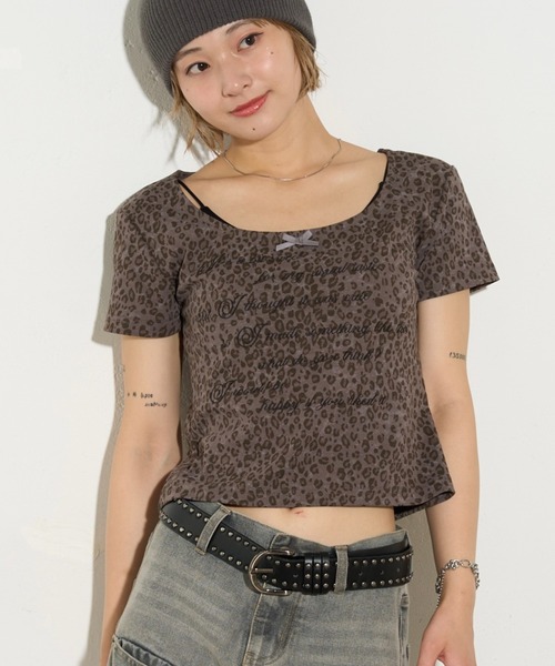 WHO'S WHO gallery(フーズフーギャラリー)の「【WEB限定】アソート柄メッセージ半袖TEE(Tシャツ/カットソー・レディース・グレー/カーキ・FREE)」の2枚目の写真