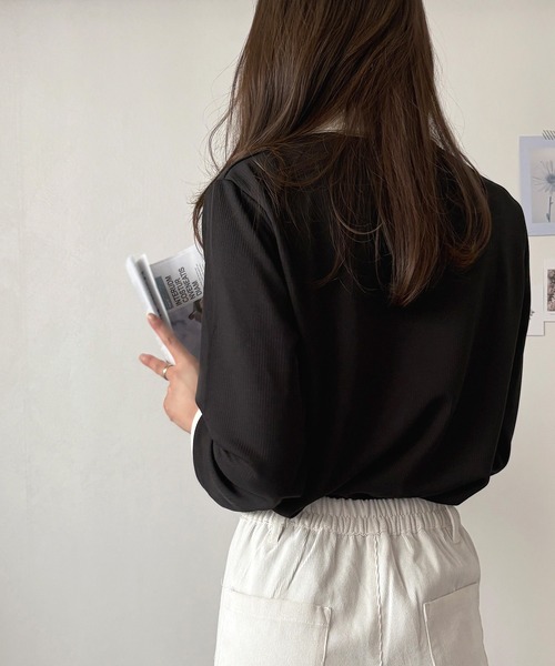 Dewlily(デューリリー)の「ゆるめシルエットで華奢見えを叶える。 襟付きバイカラーリブトップス(シャツ/ブラウス・レディース・アイボリー/ブラック/ブラウン・M/XL/L)」の22枚目の写真