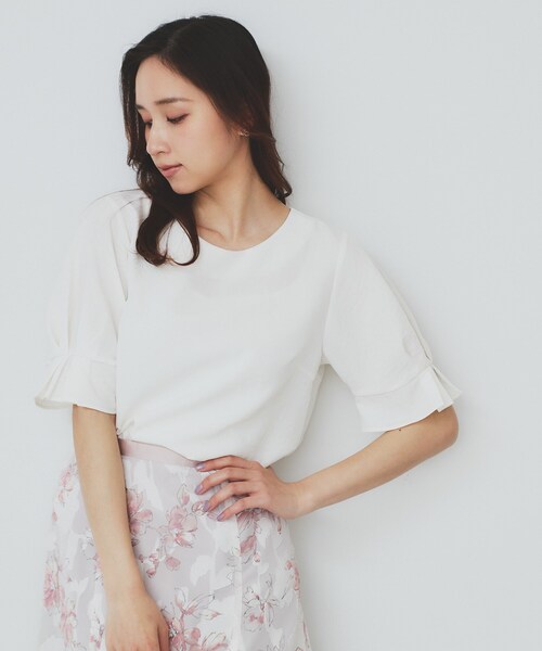 index（インデックス）の「《8色展開/XS-LLサイズ》タックパフスリーブブラウス【洗濯機洗い可/吸水速乾/防シワ/抗ピル】（シャツ/ブラウス・レディース・チャコール/オフホワイト/ピンク/ナチュラル/パープル/ネイビー/グリーン系/ダークブラウン・34/40/38/42/36）」の9枚目の写真